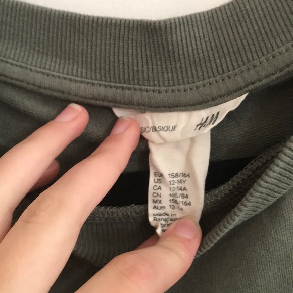 A green crop top long sleeve with white strips - Picture 2 of 3